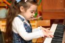 Дівчинка грає на фортепіано